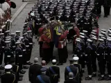 Varios soldados, protegidos por 98 marineros, trasladan el f&eacute;retro de Isabel II a la Abad&iacute;a de Westminster, donde se celebra el funeral de la reina.