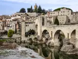 Vista de la ciudad medieval de Besal&uacute; desde el r&iacute;o.Girona