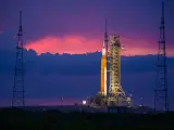Fotografía del 30 de agosto del cohete del Sistema de Lanzamiento Espacial (SLS) con la nave espacial Orion a bordo en la plataforma de Lanzamiento 39B en el Centro Espacial Kennedy, en Merritt Island, Florida (EEUU).