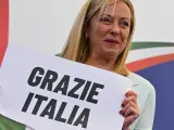 La líder del partido Hermanos de Italia (FdI), Giorgia Meloni, celebra el resultado de las elecciones generales italianas, en Roma.