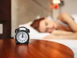 Uno de los principales motivos por los que puedes levantarte cansado es no haber dormido las horas que tu cuerpo necesita, así que procura irte antes a la cama y seguramente notarás la diferencia.