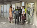 Un hombre ha intentado este martes acceder completamente desnudo a los juzgados de Valencia para asistir a un juicio por exhibicionismo en la vía de lo Contencioso-Administrativo. Según ha explicado este joven, Alejandro Colomar, a los periodistas, la vista a la que está citado hoy es para ver su recurso a una sanción administrativa de la que fue objeto por pasearse desnudo.