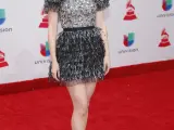 En 2017, para la celebración de los Latin Grammy Awards, Ana de Armas llevaba este vestido metalizado lleno de volúmenes y brillo, un estilo de guerrera que la actriz ha llevado, después, en muchas ocasiones.