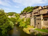 Situada en la zona del Collsacabra, la antigua poblaci&oacute;n medieval de Rupit ofrece espectaculares vistas de Les Guilleries, el Montseny y los riscos vecinos de Tavertet, Avenc y el Far. Los abruptos riscos naturales descubren al visitante la bonita iglesia rom&aacute;nica de Sant Joan de F&agrave;bregues, el salto de agua de Sallent o el monumento natural de Agullola. En la zona norte, Pruit, con un conjunto de mas&iacute;as diseminadas, evoca los tiempos en que la riqueza iba ligada a la tierra.