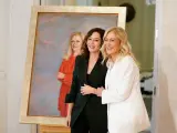 La presidenta Díaz Ayuso y la expresidenta Cifuentes posando junto al cuadro oficial presentado este jueves.