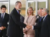 El rey Felipe VI saluda al presidente de la Fundación La Caixa, Isidro Fainé, a su llegada al XXI Congreso CEDE