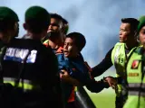 Diecisiete niños entre los 125 muertos en la tragedia del fútbol indonesio