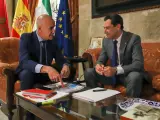 El alcalde de Sevilla, Antonio Muñoz, y el presidente de la Junta, Juanma Moreno, en la reunión mantenida en el Ayuntamiento.