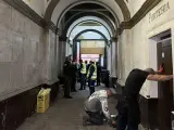 Operarios trabajando en la entrada del Palacio de la Infanta Carlota