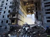 Imagen difundida por el presidente ucraniano, Volodimir Zelenski, doned muestra la destrucción tras un nuevo ataque nocturno de Rusia a Zaporiyia.