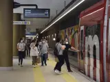 Usuarios de la L10 de Metrovalencia acceden a uno de los convoyes en el tramo subterráneo.