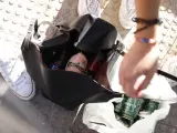 Un estudiante guarda en una mochila varias bebidas tras finalizar las pruebas de la EvAU, a 9 de junio de 2022, en Madrid (Espa&ntilde;a). La Polic&iacute;a Municipal ha organizado un dispositivo con el que un total de cien agentes, as&iacute; como drones y secci&oacute;n canina vigilar&aacute;n la celebraci&oacute;n de botellones en los principales campus universitarios (Aut&oacute;noma, Complutense y Polit&eacute;cnica) por la finalizaci&oacute;n de la EVAU. M&aacute;s de 38.200 alumnos se han presentado desde este pasado lunes en la Comunidad de Madrid a las pruebas de la Evaluaci&oacute;n para el Acceso a la Universidad (EvAU) en la regi&oacute;n.