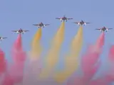 Bandera española pintada en el cielo por la Patrulla del Águila, durante el desfile militar por el Día de la Hispanidad de 2022.