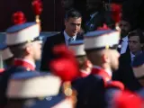 El presidente del Gobierno, Pedro S&aacute;nchez, durante el acto solemne de homenaje a la bandera nacional y desfile militar en el D&iacute;a de la Hispanidad.
