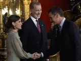 Los reyes Felipe VI y Letizia saludan al presidente del Gobierno, Pedro Sánchez (d), a su llegada a la tradicional recepción a las altas autoridades del Estado.