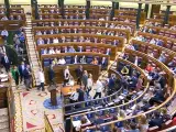 Los diputados de Vox acceden a la comparecencia de Sánchez en el Congreso 50 segundos tarde.