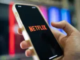 Netflix introduce anuncios y baja sus tarifas.