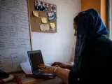 Khadija Amin escribiendo bajo las fotos de sus hijos.