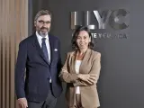 La directora del área de asuntos europeos de LLYC, Paloma Baena, y el asesor principal de la firma, Pablo García-Berdoy. ISAAC ABAD 14/10/2022