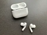 Los AirPods Pro 2 vienen solo en el clásico blanco de los auriculares de Apple.