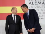 El presidente del Gobierno, Pedro Sánchez, conversa con el canciller alemán, Olaf Scholz, en el marco de la cumbre bilateral hispano-alemana en A Coruña.
