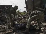 Soldados ucranianos evacuan el cuerpo de un civil muerto en la aldea recientemente recuperada de Yakovlivka, en el área de Donetsk.