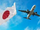 Montaje de un avi&oacute;n con la bandera de Jap&oacute;n.