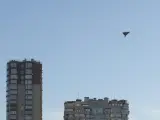 Un dron kamikaze ruso sobrevuela el cielo de Kiev antes de impactar contra su objetivo.