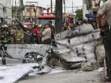 Equipos de emergencias en la calle de Guayaquil, Ecuador, donde se estrelló una avioneta.
