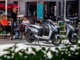Las 'scooters' el&eacute;ctricas son una alternativa eficiente y menos contaminante para moverse por la ciudad.