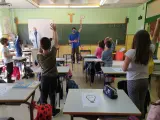Voluntario del programa Efigy Education, en un aula de primaria.