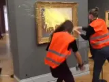 Momento en el que el cuadro de Monet es vandalizado.