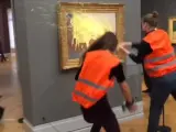 Dos activistas por el clima vandalizan un Monet en Berlín.