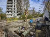 Trabajadores ucranianos reparan los conductos de la calefacci&oacute;n.