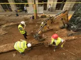 Operarios trabajando junto a los restos de la masía.