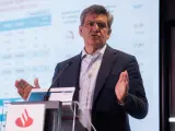 El consejero delegado del Banco Santander, José Antonio Álvarez, interviene durante la presentación de los resultados del tercer trimestre de 2022 del Grupo Santander, en la Ciudad del Grupo Santander, a 26 de octubre de 2022, en Boadilla del Monte, Madrid (España). Banco Santander ha obtenido un beneficio atribuido de 7.316 millones de euros en los nueve primeros meses de 2022, un 25% más en euros corrientes con respecto al mismo periodo del año anterior, 2021. En el tercer trimestre estanco, el beneficio atribuido fue de 2.422 millones de euros, un 2% más (+11% en euros corrientes), tras incorporar un cargo neto de 181 millones de euros por la nueva normativa de moratorias en Polonia. A pesar de la incertidumbre en los mercados, el banco continuó con una fuerte actividad comercial. 26 OCTUBRE 2022;GRUPO SANTANDER;SANTANDER;BOADILLA DEL MONTE;MADRID;BENEFICIO;EUROS;BANCO Alejandro Martínez Vélez / Europa Press 26/10/2022