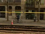 Un ciclista pedalea junto a las vías del antiguo tranvía descubiertas.