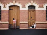 Dos niños en la calle.