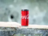 Una lata de Coca-Cola.