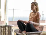 Una mujer haciendo meditación