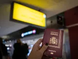 Mujer con el pasaporte espa&ntilde;ol en el aeropuerto