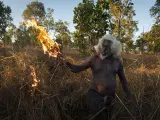 Un indígena australiano quema hierba para proteger a su comunidad de los incendios forestales. Foto ganadora del World Press Photo 2022 en el apartado de Reportaje Gráfico, del autor Matthew Abbott.