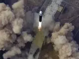 Lanzamiento de un misil balístico en Corea del Norte, en una imagen distribuida por la agencia oficial norcoreana.