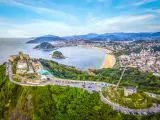 Para obtener unas vistas majestuosas de la ciudad de San Sebasti&aacute;n nada mejor que subir a alguno de sus montes como el Ul&iacute;a o el Igueldo. A este &uacute;ltimo podremos llegar en funicular y cuenta con un parque de atracciones.