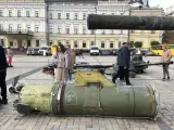 Exhibici&oacute;n de una parte de un misil ruso lanzado contra Kiev.