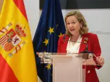 MADRID, 03/11/2022.- La vicepresidenta primera del Gobierno, Nadia Calviño, ofrece una rueda de prensa tras la reunión que mantuvo con el comisario de Presupuestos y Administración de la Unión Europea, Johannes Hahn, este jueves en Madrid. EFE/ Borja Sánchez Trillo