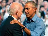 El presidente de EE UU, Joe Biden, y el expresidente Barack Obama, durante un mitin en Filadelfia, en el estado clave de Pensilvania, de cara a las elecciones legislativas de medio mandato.