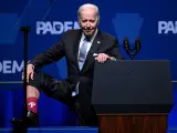 Joe Biden enseña sus calcetines en un acto electoral en Filadelfia.