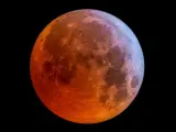 La luna llena teñida de rojo por el eclipse total.