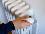 Un hombre manipula un radiador